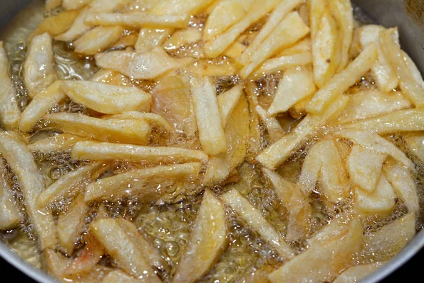 Egy Közeli Kép Sült Krumpliról Forró Olajban Sütve Otthon Egy — Stock Fotó