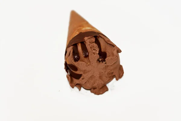 Bola Sorvete Baunilha Chocolate Cone Biscoito Com Molho Chocolate Isolado — Fotografia de Stock