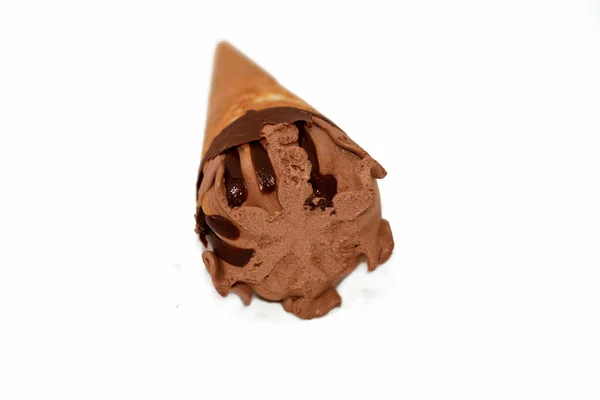 チョコレートバニラアイスクリームボール白を背景に隔離されたチョコレートソースビスケットコーン 溶かしたチョコレートとダークブラウンのアイスクリームコーンの選択的な焦点 — ストック写真