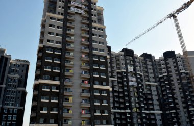 Kahire, Mısır, 26 Haziran 2022: Kahire şehir merkezinde, Nil nehri kıyısındaki yeni yerleşim evleri, gayrimenkul altyapı geliştirme projesi, seçici odak noktası