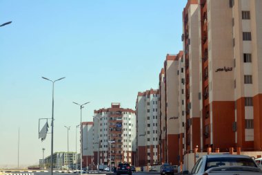 Kahire, Mısır, 28 Haziran 2022: Varoş ailelerinin Asmarat şehir konut projesindeki ücretsiz mobilyalı dairelere taşındığı yeni bir yerleşkedeki Mısır sosyal konut binaları