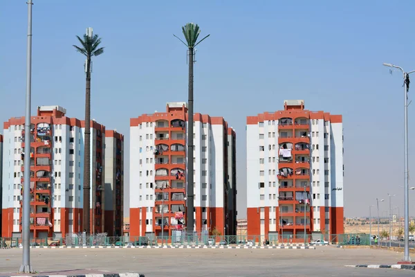 2022年6月28日 埃及开罗 新院落内的埃及社会住宅建筑 贫民窟家庭搬到阿斯马拉特市的免费公寓 — 图库照片