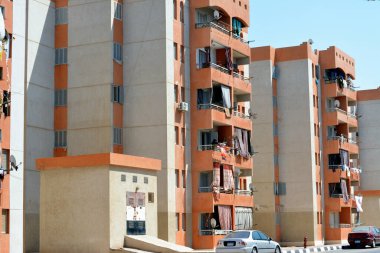 Kahire, Mısır, 28 Haziran 2022: Varoş ailelerinin Asmarat şehir konut projesindeki ücretsiz mobilyalı dairelere taşındığı yeni bir yerleşkedeki Mısır sosyal konut binaları