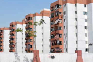 Kahire, Mısır, 28 Haziran 2022: Varoş ailelerinin Asmarat şehir konut projesindeki ücretsiz mobilyalı dairelere taşındığı yeni bir yerleşkedeki Mısır sosyal konut binaları