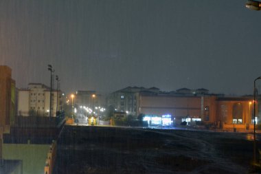 Kahire, Mısır, 25 Ekim 2022: Şiddetli yağmur, gök gürültüsü ve şimşekler nedeniyle Mısır 'ın Kahire kentinde sisli ve belirsiz sokakların manzarası, geceleri sel baskınlarının seçici odak noktası.