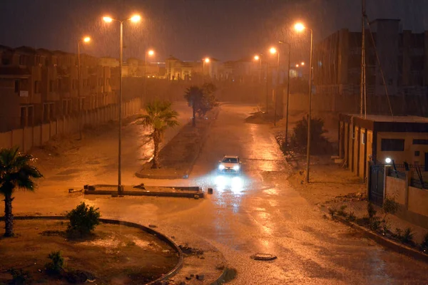 2022年10月25日 埃及开罗 由于暴雨在埃及开罗造成的暴雨 雷暴和雷电泛滥 以及夜间有选择地集中发生的洪水 街道上的雾蒙蒙景象 — 图库照片