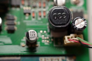 Kahire, Mısır, 21 Ekim 2022: Dokunmatik ekran, navigasyon GPS ünitesi, radyo FM, elektrik devreli DVD CD araba oynatıcısının içi bakım konsepti için açıldı