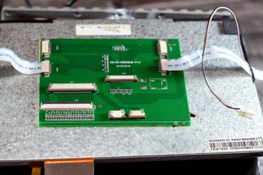 Kahire, Mısır, 21 Ekim 2022: Dokunmatik ekran, navigasyon GPS ünitesi, radyo FM, elektrik devreli DVD CD araba oynatıcısının içi bakım konsepti için açıldı