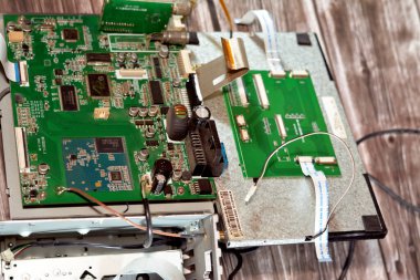 Kahire, Mısır, 21 Ekim 2022: Dokunmatik ekran, navigasyon GPS ünitesi, radyo FM, elektrik devreli DVD CD araba oynatıcısının içi bakım konsepti için açıldı