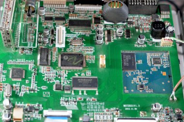 Kahire, Mısır, 21 Ekim 2022: Dokunmatik ekran, navigasyon GPS ünitesi, radyo FM, elektrik devreli DVD CD araba oynatıcısının içi bakım konsepti için açıldı