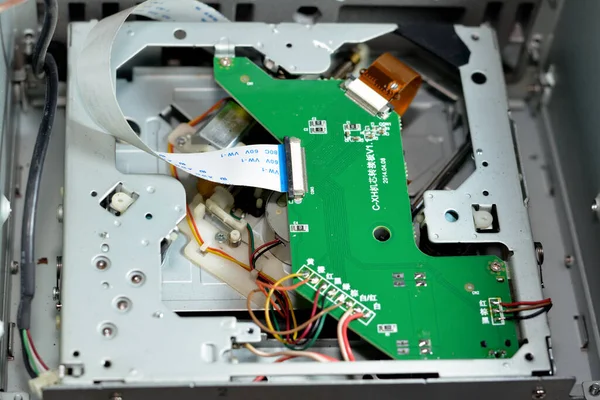 カイロ エジプト 2022年10月21日 タッチスクリーン ナビゲーションGpsユニット ラジオFm メンテナンスコンセプトのために開かれた電気回路を持つ電子チップとDvd Cdカープレーヤーの内部 — ストック写真