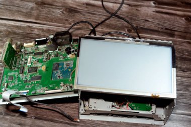 Kahire, Mısır, 21 Ekim 2022: Dokunmatik ekran, navigasyon GPS ünitesi, radyo FM, elektrik devreli DVD CD araba oynatıcısının içi bakım konsepti için açıldı