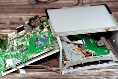 Kahire, Mısır, 21 Ekim 2022: Dokunmatik ekran, navigasyon GPS ünitesi, radyo FM, elektrik devreli DVD CD araba oynatıcısının içi bakım konsepti için açıldı