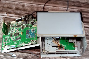 Kahire, Mısır, 21 Ekim 2022: Dokunmatik ekran, navigasyon GPS ünitesi, radyo FM, elektrik devreli DVD CD araba oynatıcısının içi bakım konsepti için açıldı