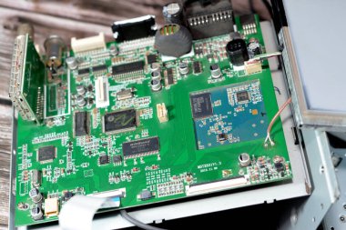 Kahire, Mısır, 21 Ekim 2022: Dokunmatik ekran, navigasyon GPS ünitesi, radyo FM, elektrik devreli DVD CD araba oynatıcısının içi bakım konsepti için açıldı