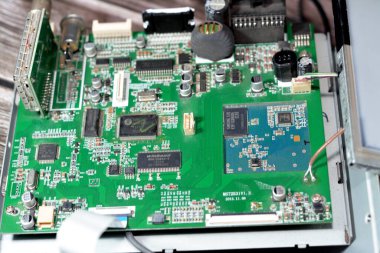 Kahire, Mısır, 21 Ekim 2022: Dokunmatik ekran, navigasyon GPS ünitesi, radyo FM, elektrik devreli DVD CD araba oynatıcısının içi bakım konsepti için açıldı