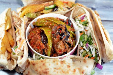 Patlıcan turşusu, yeşil biber geleneksel Mısır kahvaltısı sokak sandviçleri, kızarmış nohut köftesi, patates kızartması ve dinamit sandviçi.