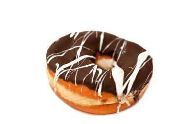 Kahverengi ve beyaz çikolatalı çörek, jöleli, maya yetiştirilmiş, Amerikan usulü yüzük donutu, mayalanmış hamur tatlısı tatlı aperatifi, seçici odak ve izole edilmiş