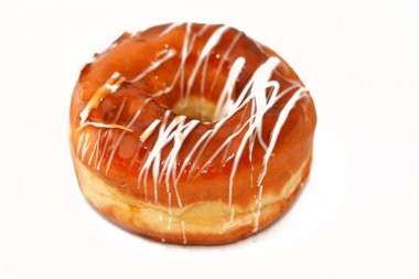 Karamelli ve beyaz çikolata soslu halka çörek, jöleli, mayalı, Amerikan usulü yüzük donutu, mayalanmış, kızartılmış hamur tatlısı, seçici odaklı