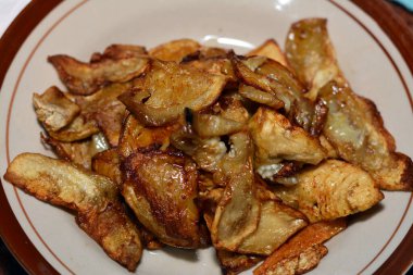 Kızarmış tuzlu patlıcan. Sarımsak ve sirkeyle yenilen derin yağda patlıcan. Mısır mutfağının seçici odak noktası ızgara patlıcan ezmesi.