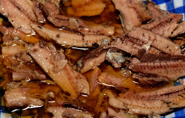 Ένα Πιάτο Θαλασσινά Κουζίνα Κονσερβοποιημένων Σαρδέλων Παρασκευάζονται Ελαιόλαδο Λεμόνι Κύμινο — Φωτογραφία Αρχείου