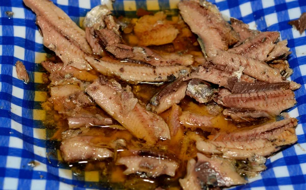 Ένα Πιάτο Θαλασσινά Κουζίνα Κονσερβοποιημένων Σαρδέλων Παρασκευάζονται Ελαιόλαδο Λεμόνι Κύμινο — Φωτογραφία Αρχείου