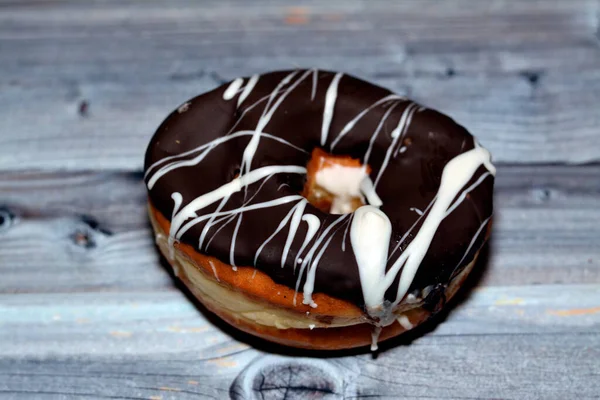 Donut Aus Brauner Und Weißer Schokolade Glasiert Hefe Angehoben American — Stockfoto