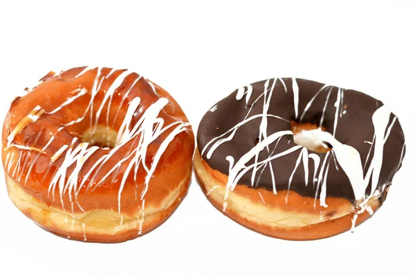 Ring Donuts Mit Brauner Karamellfarbener Und Weißer Schokoladensauce Eine Glasierte — Stockfoto