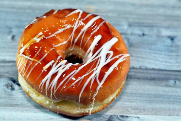 Ein Ring Donut Mit Karamell Und Weißer Schokoladensauce Ein Glasierter — Stockfoto