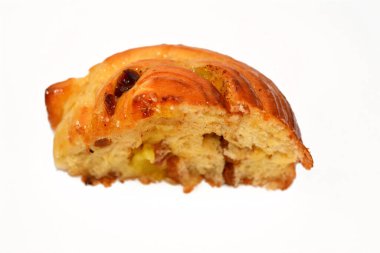 Tarçınlı kek rulosu balla tatlandırılmış ve kremayla doldurulmuş, hamur işlerinin seçici odağı kruvasan kruvazörü yalnız ve servis edilmeye hazır.