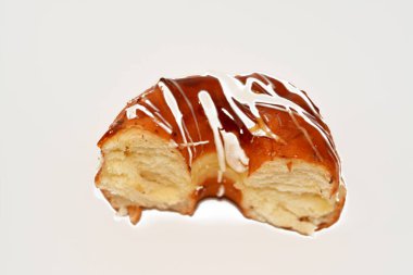 Karamelli ve beyaz çikolata soslu halka çörek, jöleli, mayalı, Amerikan usulü yüzük donutu, mayalanmış, kızartılmış hamur tatlısı, seçici odaklı