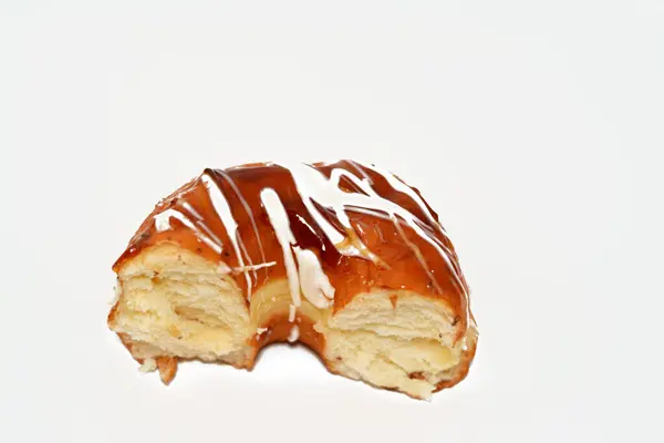 Ein Ring Donut Mit Karamell Und Weißer Schokoladensauce Ein Glasierter — Stockfoto