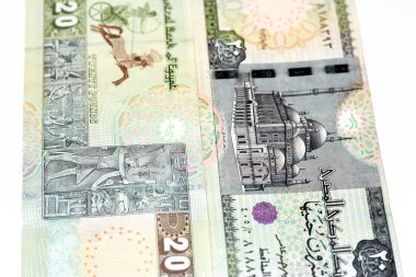 20 LE EGP 20 Mısır Pound para banknotunda Muhammed Ali camii ve bir firavun savaş arabası ve Senusret şapelinden gelen friz beyaz arka planda izole edilmiş, seçici odaklı