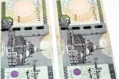 2022 Mısır para banknotları, 2022 Mısır para birimi Kahire 'deki Muhammed Ali camii beyaz arka planda izole, seçici odaklı