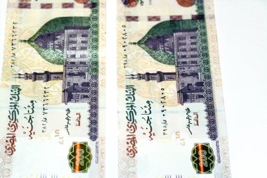 200 LE EGP 200 £nakit para banknotu serisi 2022 Kahire, Mısır 'da Qani-Bay camii, seçici odak Mısır para beyaz arka planda izole