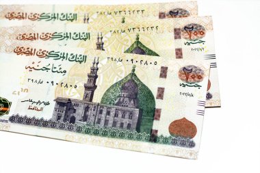 200 LE EGP 200 £nakit para banknotu serisi 2022 Kahire, Mısır 'da Qani-Bay camii, seçici odak Mısır para beyaz arka planda izole