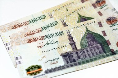 200 LE EGP 200 £nakit para banknotu serisi 2022 Kahire, Mısır 'da Qani-Bay camii, seçici odak Mısır para beyaz arka planda izole
