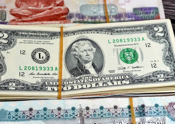 Stackar Med Egyptiska Och Amerikanska Sedlar Valuta Kontanter Pengar Med — Stockfoto