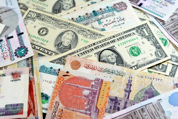 Σωρός Αιγυπτιακών Και Αμερικανικών Τραπεζογραμματίων Νομίσματος Και Δολαρίων Και 100 — Φωτογραφία Αρχείου