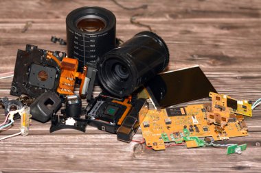 Kahire, Mısır, 4 Kasım 2022: Elektronik çip panosu, optik lens, sensör, LCD ekran, vizör ve kameralı kompakt dijital fotoğraf ve video kameranın iç bileşenleri