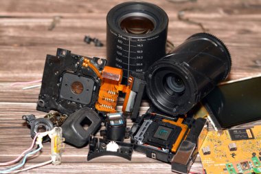 Kahire, Mısır, 4 Kasım 2022: Elektronik çip panosu, optik lens, sensör, LCD ekran, vizör ve kameralı kompakt dijital fotoğraf ve video kameranın iç bileşenleri