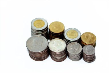 1 EGP LE 1 pound, 50 kuruş, yarım dolar 50 sent, 25 sent çeyreklik, 10 sent ve 5 sentlik Mısır sikkeleri, ABD ve Mısır sikkeleri arka planda tecrit edilmiş.
