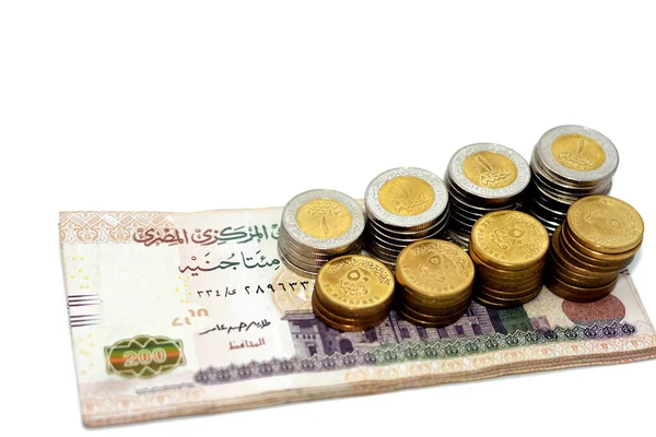 堆放200埃及镑钞票 堆放1埃及镑1镑硬币和50枚半埃及镑硬币 在白色背景下分离 有选择地集中注意 — 图库照片