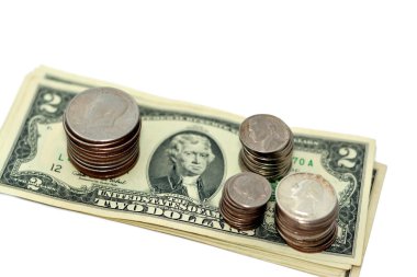 Amerikan doları yığını nakit para banknot kağıtları farklı değerler yığını 1 dolar, 50 sent, çeyreklik, 10 sent, 5 sent ve bir sent beyaz arka planda izole