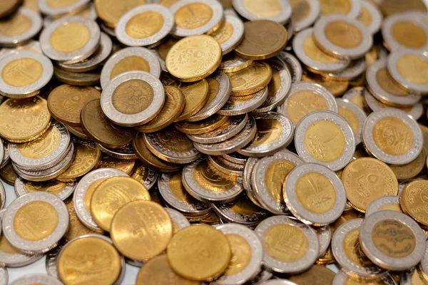 エジプトのコインの大規模な量 Egp 1エジプトポンド半ポンド50ピスター エジプト通貨の背景 経済とお金の為替レートの概念のスタック 選択的フォーカス — ストック写真