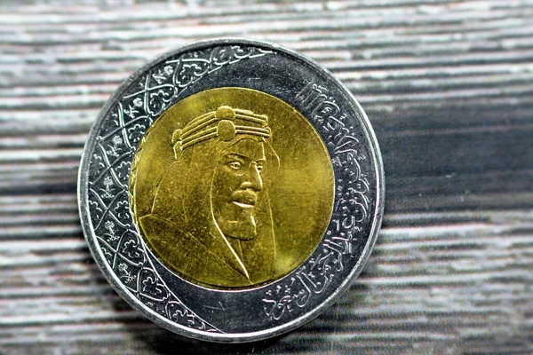 Лицьовій Стороні Sar Дві Саудівські Монети Серії 1438 2016 Зображений — стокове фото