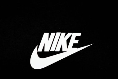 Kahire, Mısır, 3 Kasım 2022: Nike, Inc., tasarım, geliştirme, imalat ve dünya çapında pazarlama ve ayakkabı, giyim, spor kıyafetleri,
