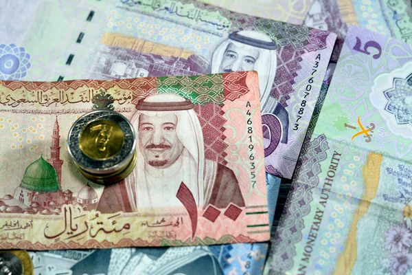 沙特阿拉伯里亚尔现钞和硬币 500里亚尔现钞 100里亚尔现钞和5里亚尔现钞 内含1 2里亚尔现钞 分别以国王萨勒曼 阿卜杜勒阿齐兹和国王阿卜杜勒阿齐兹为特征 按沙特阿拉伯货币兑换率 — 图库照片