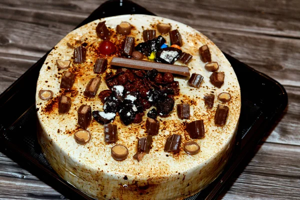 Gâteau Festif Chocolat Caramel Recouvert Caramel Crème Fouettée Farci Crème — Photo