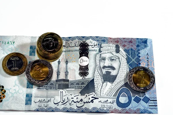 500 Років 500 Саудівської Аравії Карбують Банкноти Купами Саудівських Монет — стокове фото